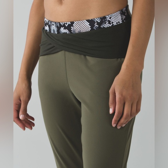 Lululemon sunset salutation crop. Luon light, fold down layered waist. Size 6 - Picture 2 of 16